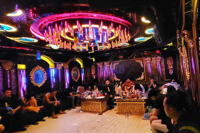 Hơn 300 cảnh sát đột kích 3 quán karaoke, bắt giữ 85 người- Ảnh 1. Hơn 300 cảnh sát đột kích 3 quán karaoke, bắt giữ 85 người- Ảnh 1.