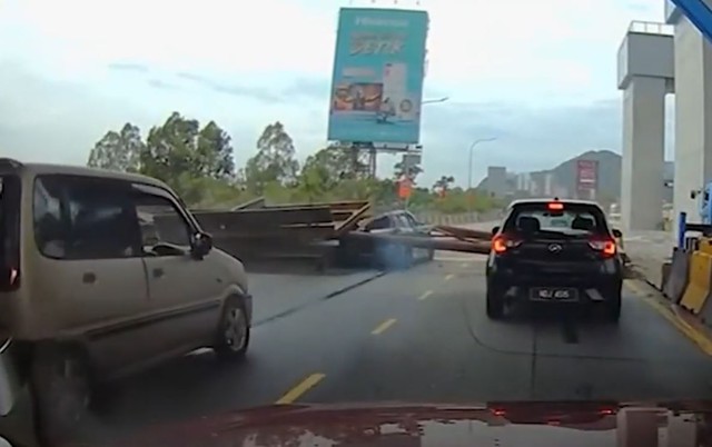 Giàn giáo bất ngờ đổ sập, đè trúng ô tô đang chạy trên đường - Ảnh 1.