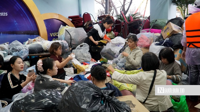 Luộc trứng, gói cơm, chia quần áo cho bà con vùng lũ- Ảnh 6.