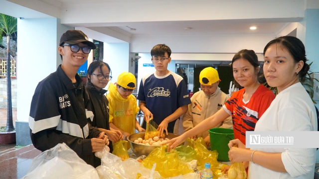 Luộc trứng, gói cơm, chia quần áo cho bà con vùng lũ- Ảnh 3.