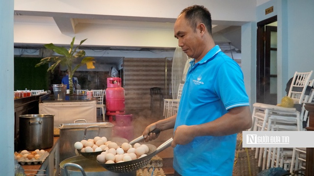 Luộc trứng, gói cơm, chia quần áo cho bà con vùng lũ- Ảnh 5.