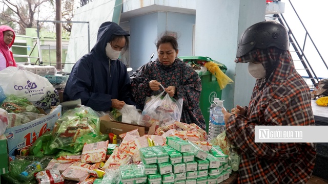 Luộc trứng, gói cơm, chia quần áo cho bà con vùng lũ- Ảnh 2.