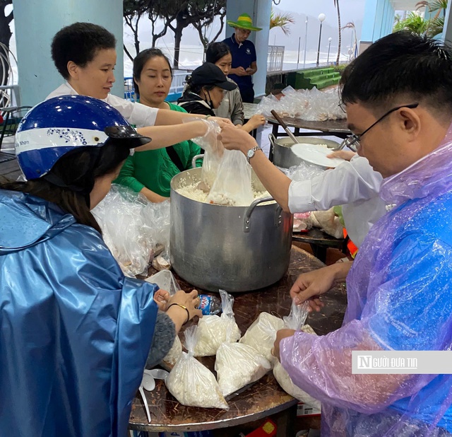 Luộc trứng, gói cơm, chia quần áo cho bà con vùng lũ- Ảnh 4.