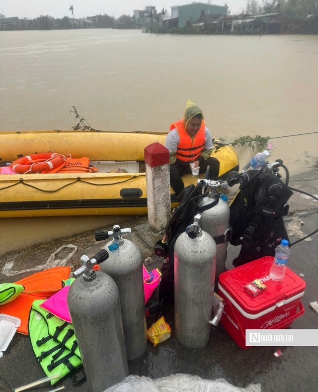 Luộc trứng, gói cơm, chia quần áo cho bà con vùng lũ- Ảnh 7.