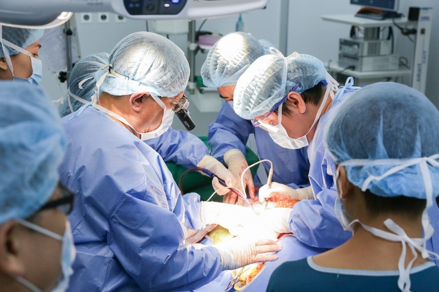 Bóc thành công khối u quái gần 2kg chèn ép vùng cổ cụ bà 81 tuổi - Ảnh 1.