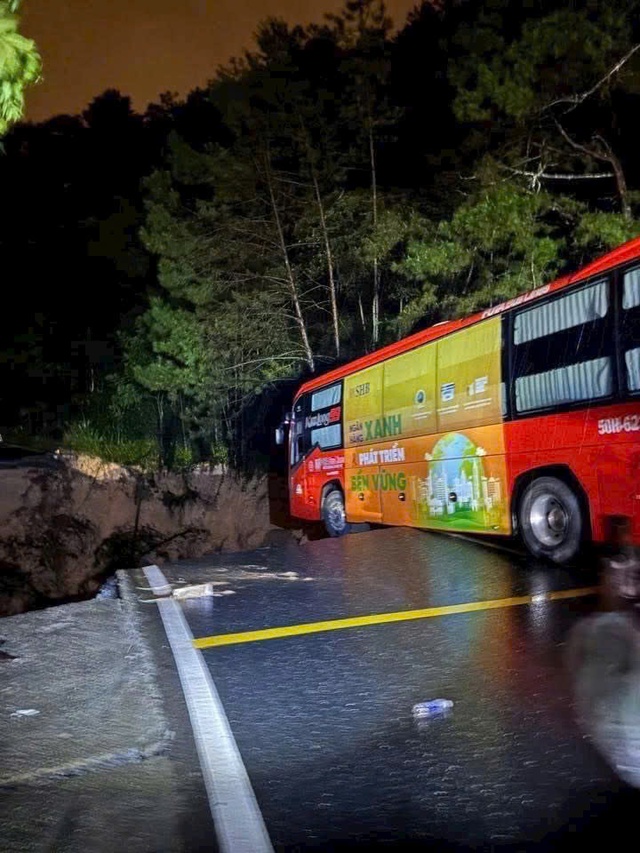 Cận cảnh đèo Mimosa Đà Lạt đứt gãy, sạt lở nghiêm trọng, giao thông chia cắt - Ảnh 10.