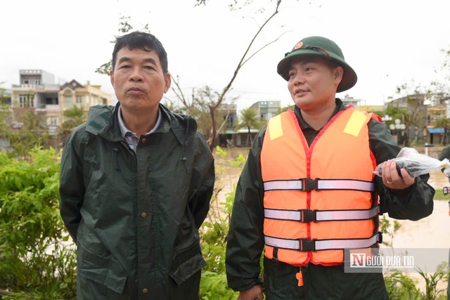 Dùng thiết bị bay không người lái tiếp tế thực phẩm vào "điểm nóng" ngập lụt ở Gia Lai, hỗ trợ tiền cho người dân bị thiệt hại- Ảnh 3.