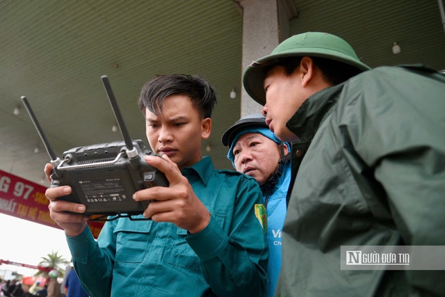 Dùng thiết bị bay không người lái tiếp tế thực phẩm vào "điểm nóng" ngập lụt ở Gia Lai, hỗ trợ tiền cho người dân bị thiệt hại- Ảnh 5.