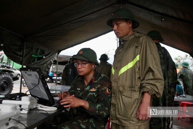 Dùng thiết bị bay không người lái tiếp tế thực phẩm vào "điểm nóng" ngập lụt ở Gia Lai, hỗ trợ tiền cho người dân bị thiệt hại- Ảnh 2.