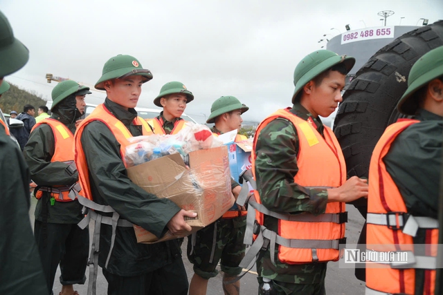 Dùng thiết bị bay không người lái tiếp tế thực phẩm vào "điểm nóng" ngập lụt ở Gia Lai, hỗ trợ tiền cho người dân bị thiệt hại- Ảnh 1.