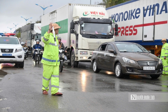 Dùng thiết bị bay không người lái tiếp tế thực phẩm vào "điểm nóng" ngập lụt ở Gia Lai, hỗ trợ tiền cho người dân bị thiệt hại- Ảnh 9.