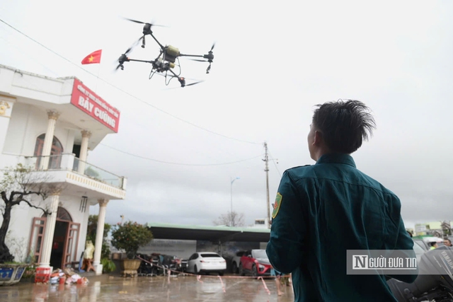 Dùng thiết bị bay không người lái tiếp tế thực phẩm vào "điểm nóng" ngập lụt ở Gia Lai, hỗ trợ tiền cho người dân bị thiệt hại- Ảnh 4.