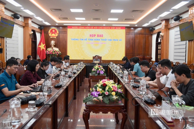 Dùng thiết bị bay không người lái tiếp tế thực phẩm vào "điểm nóng" ngập lụt ở Gia Lai, hỗ trợ tiền cho người dân bị thiệt hại- Ảnh 7.