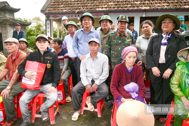 Phó Thủ tướng Lê Thành Long kiểm tra công tác khắc phục lũ lụt, động viên bà con vùng rốn lũ Gia Lai- Ảnh 6.