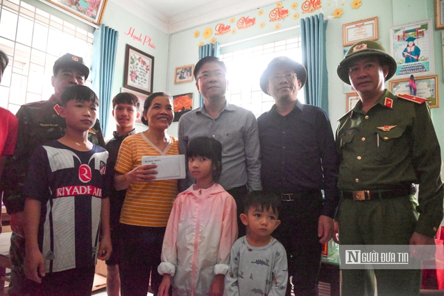 Phó Thủ tướng Lê Thành Long kiểm tra công tác khắc phục lũ lụt, động viên bà con vùng rốn lũ Gia Lai- Ảnh 9.