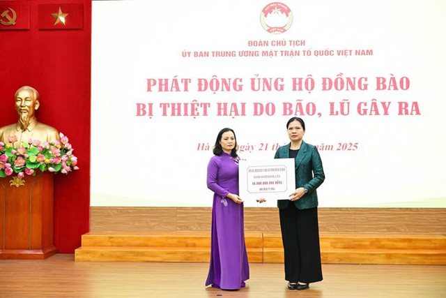 Hơn 112 tỷ đồng gửi tới đồng bào các tỉnh miền Trung, Tây Nguyên đang chịu thiệt hại nặng nề do bão lũ gây ra- Ảnh 6.