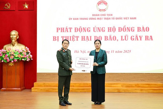 Hơn 112 tỷ đồng gửi tới đồng bào các tỉnh miền Trung, Tây Nguyên đang chịu thiệt hại nặng nề do bão lũ gây ra- Ảnh 8.