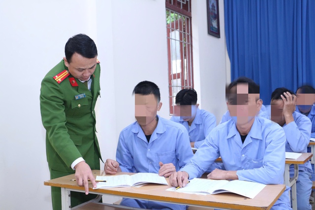 Lớp học xóa mù trong cơ sở cai nghiện: Thắp lên hi vọng làm lại cuộc đời - Ảnh 3. Lớp học xóa mù trong cơ sở cai nghiện: Thắp lên hi vọng làm lại cuộc đời - Ảnh 3.