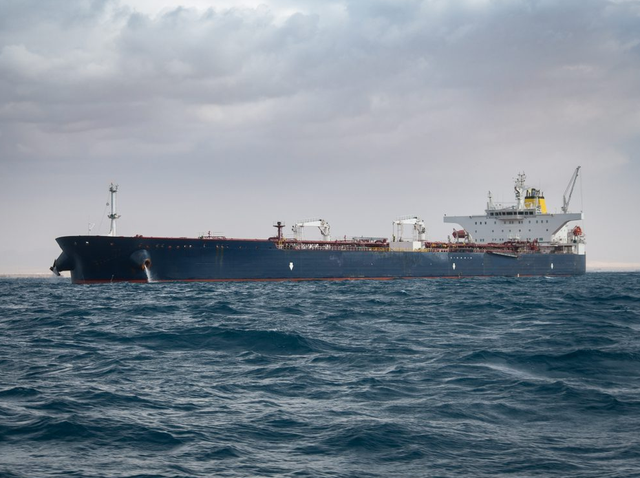 Đòn trừng phạt của Mỹ khiến 48 triệu thùng dầu Nga mắc kẹt giữa biển khơi - Ảnh 1.