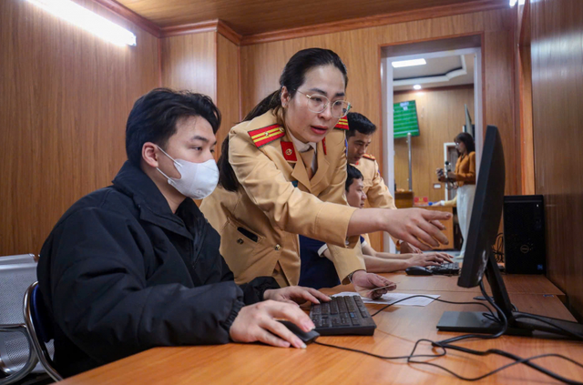 Hướng dẫn cài đặt VNeTraffic cho hơn 10.000 thí sinh dự sát hạch, làm thủ tục đổi giấy phép lái xe - Ảnh 1.