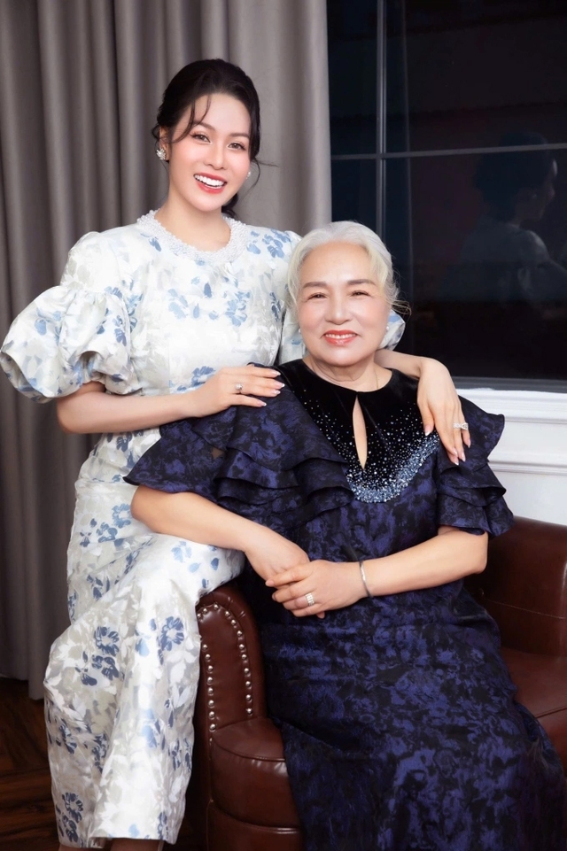 Ca sĩ Nhật Kim Anh hạnh phúc bình yên bên mẹ cùng hai con, hé lộ về con gái lai Tây- Ảnh 4.