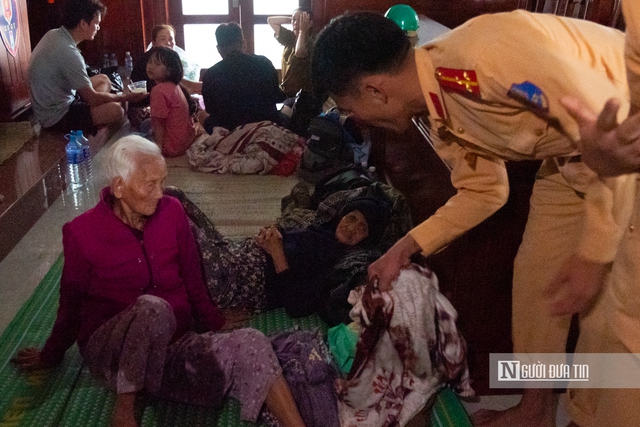 Rốn lũ Gia Lai: 4 ngày vẫn phải sơ tán, chỉ biết từ xa nhìn nhà còn chìm nghỉm- Ảnh 6.