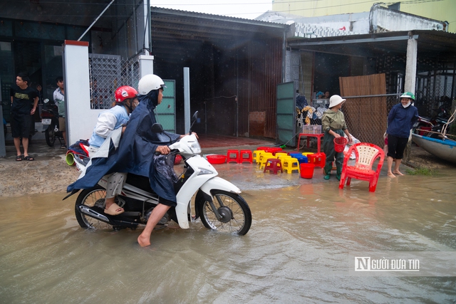 Rốn lũ Gia Lai: 4 ngày vẫn phải sơ tán, chỉ biết từ xa nhìn nhà còn chìm nghỉm- Ảnh 1.