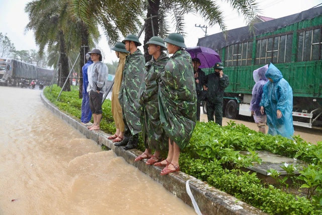 17 vị trí trên quốc lộ dọc miền Trung còn bị cắt đường, sạt lở do mưa lũ- Ảnh 2.