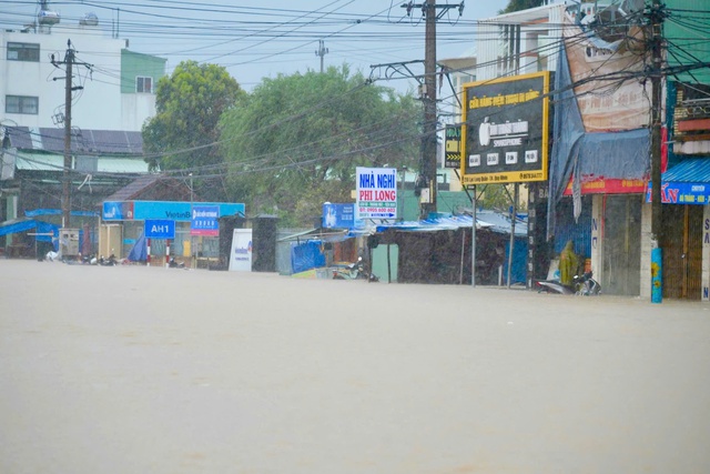 17 vị trí trên quốc lộ dọc miền Trung còn bị cắt đường, sạt lở do mưa lũ- Ảnh 1.
