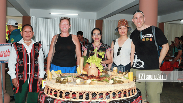 Những người lặng lẽ giữ hồn văn hóa giữa đại ngàn- Ảnh 2.