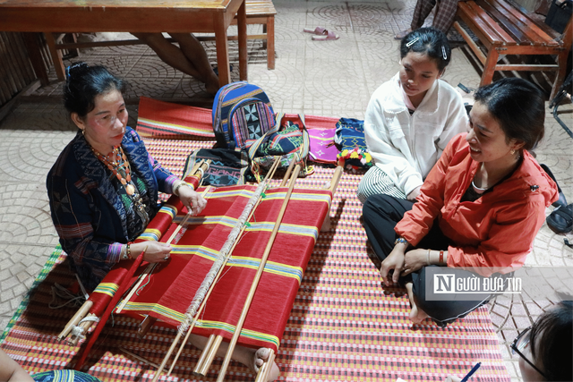 Những người lặng lẽ giữ hồn văn hóa giữa đại ngàn- Ảnh 3.