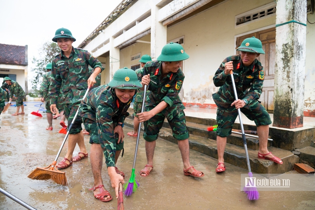 Gia Lai: Dọn dẹp trường học sau lũ, sớm đón học sinh đi học trở lại- Ảnh 3.