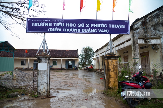 Gia Lai: Dọn dẹp trường học sau lũ, sớm đón học sinh đi học trở lại- Ảnh 2.