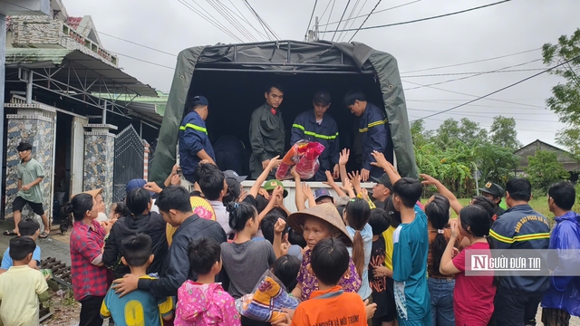 Đắk Lắk ngày sau lũ: Mỗi bữa cơm là niềm hy vọng- Ảnh 1.