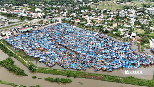 Sóng lớn suốt tháng, ngư dân Quảng Ngãi lao đao vì tàu phải nằm bờ- Ảnh 4.