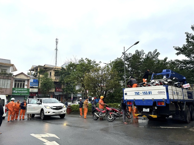 Huế “chia lửa” cùng Đắk Lắk khắc phục lưới điện: “Sáng điện lại cho dân mới trở về”- Ảnh 1.