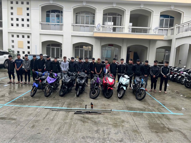 Phóng xe, la hét rồi dàn hàng ngang trên phố, 14 đối tượng bị khởi tố- Ảnh 1. Phóng xe, la hét rồi dàn hàng ngang trên phố, 14 đối tượng bị khởi tố- Ảnh 1.