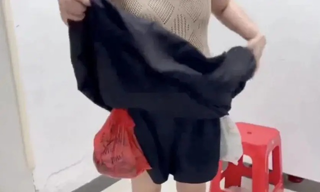 Sốc: Nữ hành khách giấu hàng trăm cá sống trong váy - Ảnh 1.