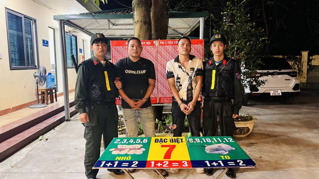 Tổ chức trò chơi phi tiêu tại hội chợ, 2 gã trai bị bắt giữ - Ảnh 1.