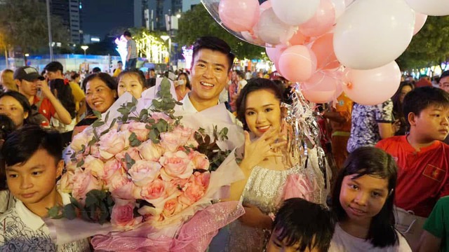 Trung vệ Đỗ Duy Mạnh hạnh phúc viên mãn bên "tiểu thư" Hà thành sau 5 năm kết hôn - Ảnh 1.