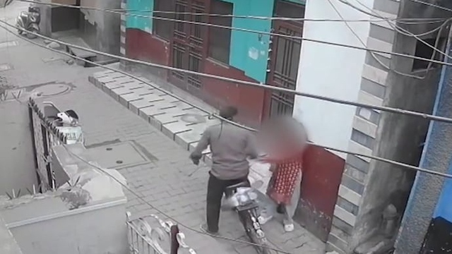 Người đàn ông bị camera ghi lại hành động gây sốc trên phố - Ảnh 1.