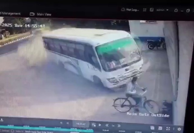 Xe buýt mất lái đâm trúng tường nhà máy sữa, 2 người thoát chết - Ảnh 1.