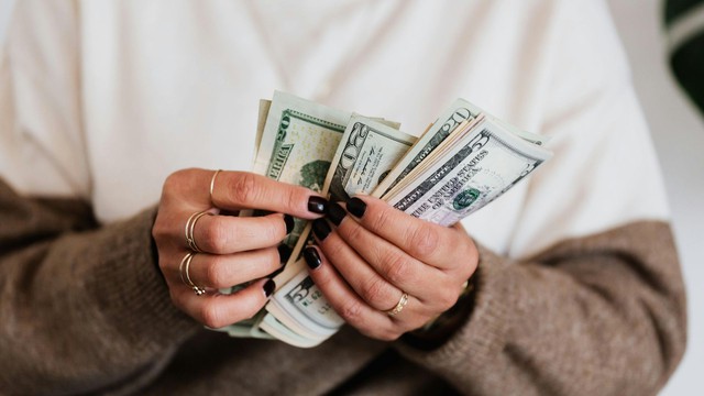 Tỉ giá USD, lãi suất hôm nay 24/11: Tỉ giá tăng vọt, DXY giữ nguyên mốc trên 100 điểm - Ảnh 1.