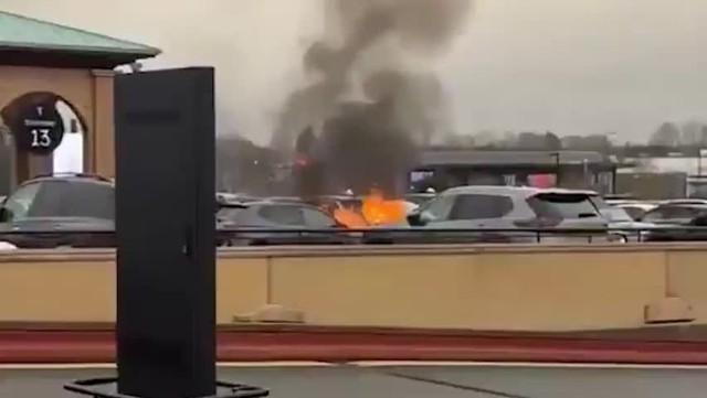 Ô tô bất ngờ bốc cháy dữ dội tại trung tâm thương mại - Ảnh 1.