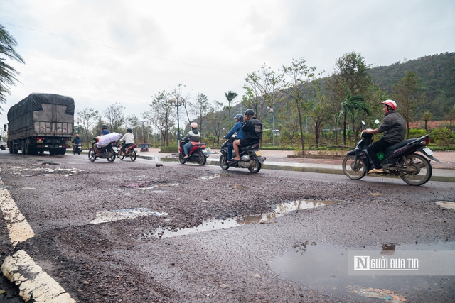 Xuất hiện hàng loạt ổ gà, ổ voi "bẫy" người dân trên tuyến huyết mạch qua Quy Nhơn- Ảnh 1.