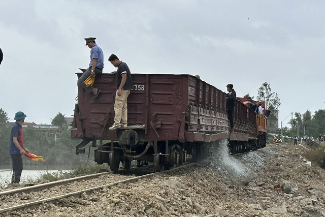 Dự kiến thông tuyến đường sắt Bắc – Nam sau 8 ngày gián đoạn do mưa lũ miền Trung- Ảnh 2.