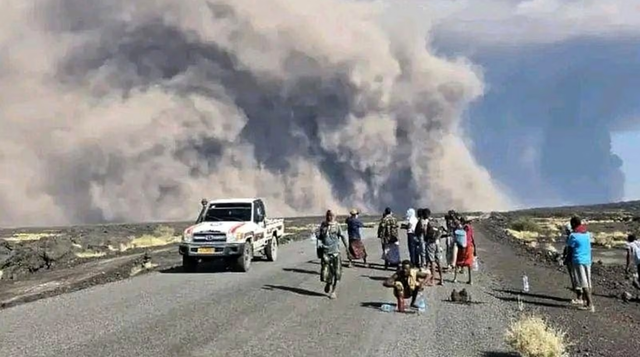 Núi lửa phun trào sau 12.000 năm ngủ yên: “Cảm giác như một quả bom bất ngờ phát nổ”- Ảnh 1.