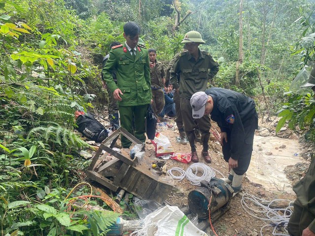 Hà Tĩnh: Lợi dụng đêm tối, các đối tượng khai thác vàng trái phép- Ảnh 1.
