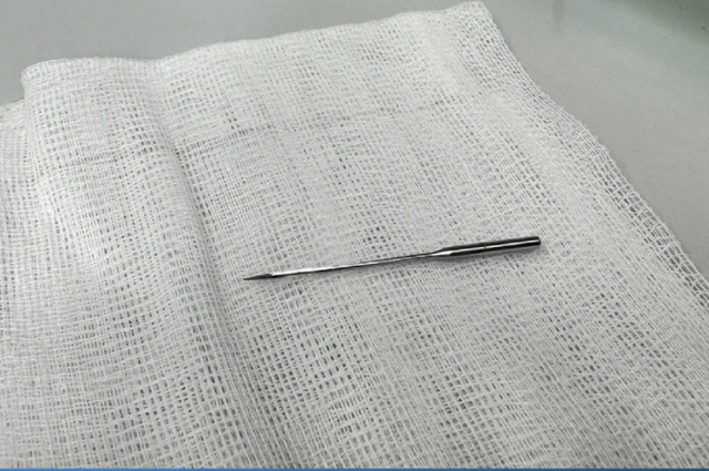 Bé trai 11 tuổi khóc kêu đau, bác sĩ gắp ra thứ "đáng sợ" bên trong- Ảnh 2.