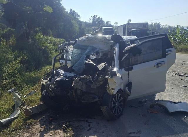 Ô tô 7 chỗ đâm trực diện xe đầu kéo khiến 4 người tử vong - Ảnh 1.